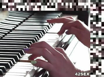 Pianist slut double penetrated