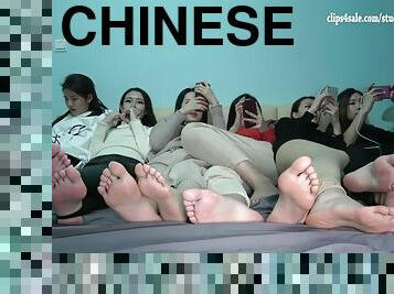 Many chinese feet