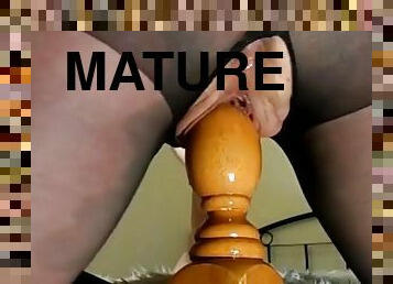 Mature with big labia cums