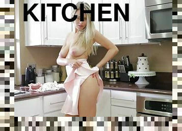 virtuvė, blondinė