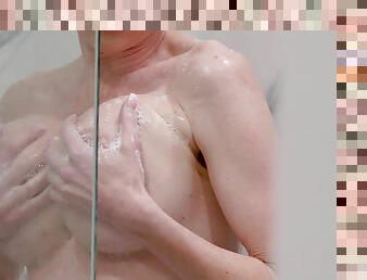 Creamy blowjob under the shower after the lad fucks his stepmom