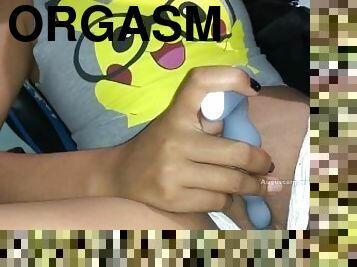 Pendeja con remera de Pikachu se masturba con vibrador