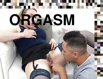 Strong pussy orgasms for a chubby ass mom with hairy cunt