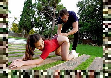 Outdoor sex in the park grants thick beauty shivering orgasms