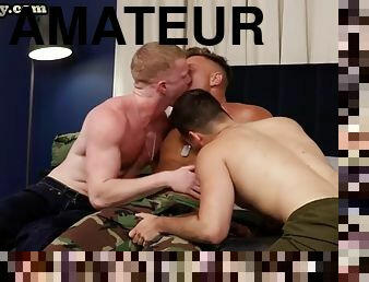 amatir, anal, gambarvideo-porno-secara-eksplisit-dan-intens, homo, bertiga, kamar-tidur, pakaian-seragam, tato, militer