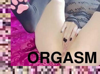 A depraved pussy showed how to achieve orgasm