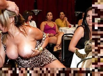 orgía, fiesta, babes, mamada, zorra-slut, desnudándose, mujer-vestida-hombre-desnudo, bailando, club, oso