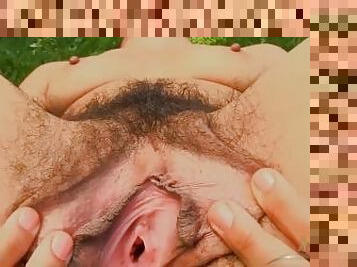 clitoris, extrem, paroasa, masturbare-masturbation, sfarcuri, pasarica, negresa, cu-degetelul, simpatica, piciore