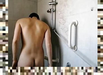 Fai compagnia a questa troia italiana mentre si fa la doccia! ????