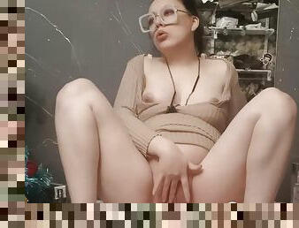 Naughty BBW fingering herself