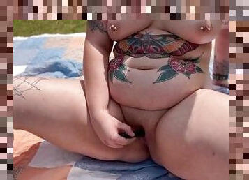 BBW plays with herself in backyard