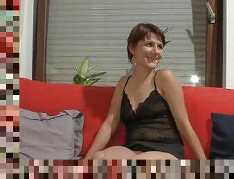 Kurzhaarige deutsche Milf von nebenan lsst sich beim Casting ficken