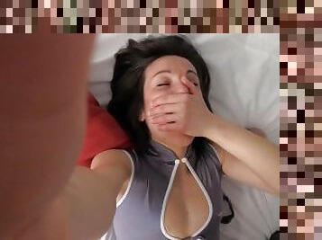 Cette hôtesse encaisse une grosse queue dans son cul qui lui dilate bien fort l’anus en gémissant co