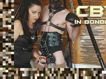 pezones, sadomasoquismo, esclava, mujer-vestida-hombre-desnudo, bondage, pelotas, dominación, dominación-femenina