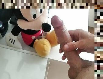Me Follo a Mickey Mouse y le Doi Unos Pollazos Con Mi Enorme Verga Hasta Correrme