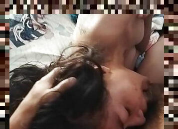 MILF Latina mamando profundo en cama ajena