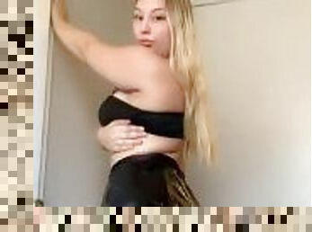Sexy blonde shaking ass with no panties, clapping, jiggling (rest of vid on OF @haleycakes)