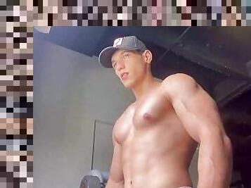 Muscle guy from gym does big muscle worship to cum