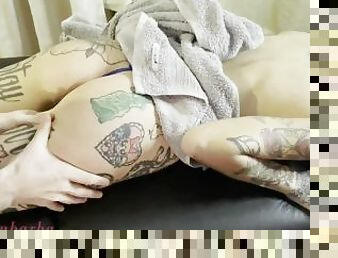 NAHIR GLORIA argentina muy tatuada de pelo corto, viene por una sesion de masajes ft.@nahirgloriaokk