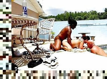 azijski, velike-sise, masturbacija, mame-koje-bih-jebao, porno-zvijezde, krempita, kemera, plaža, voajer, bazen