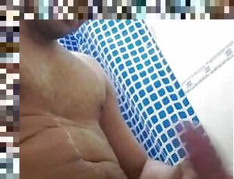 Joven latina se asturba 2 veces en el baño