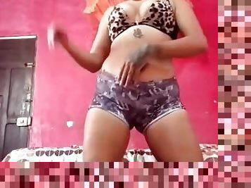 Morena baila sensual hasta quitarse la ropa y mostrar su sensual cuerpo