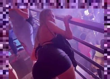 Loira rabuda fica exitada na balada e acaba transando gostoso no banheiro.