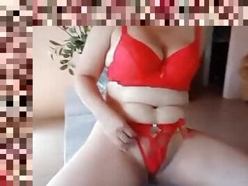 Milf latina en lencería pequeña se masturba y luego es enfriada con hielo