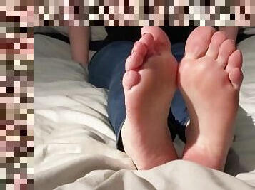 JOI Red Light Green Light Jerk off instruction to my pretty feet with countdown !