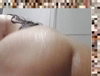 Novinha de 18 anos tomando banho e se masturbando