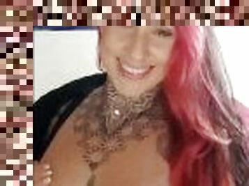 Garota tatuada toda safada exibindo seu grelo GG e peitões