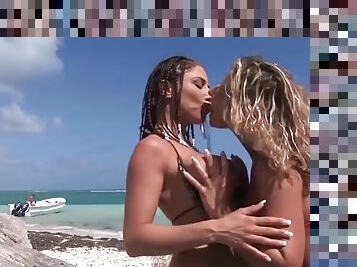 Alessia and Roberta fucking on the beach