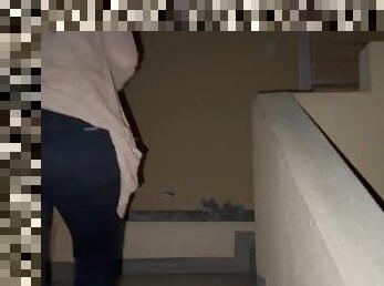 Sexo oral con vecina en el balcón del edificio