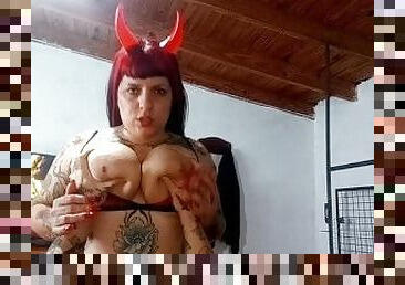 Chica demonio de grandes tetas chupa y cabalga para apoderarse de tu alma